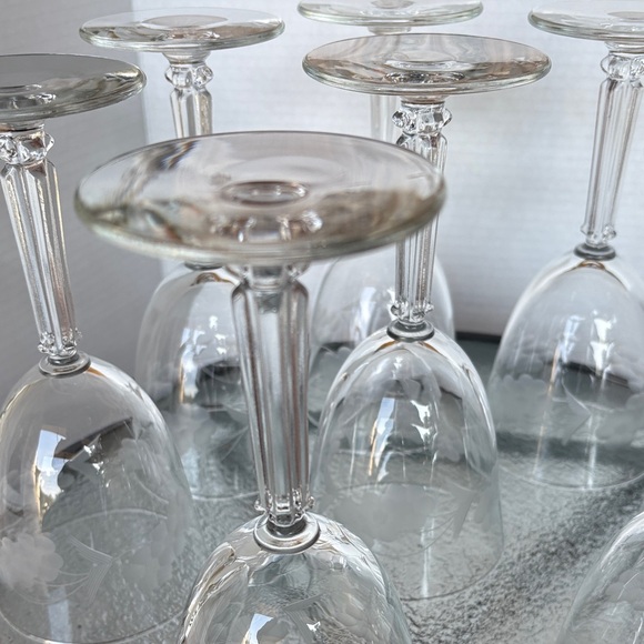 Elegant Clear Wine Glass Set
